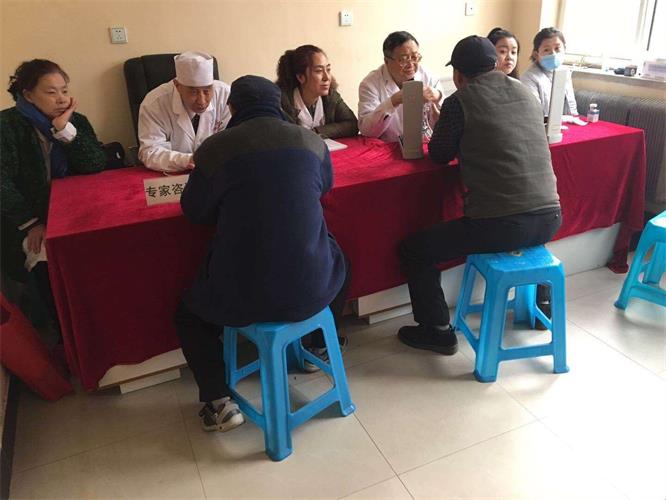 真情融入社区，，，，，，义诊温暖民心